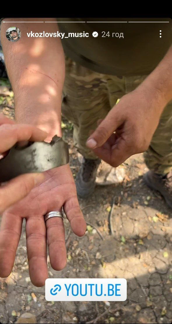 На фото: Козловський показав уламки касетних снарядів, якими їх обстріляв ворог
