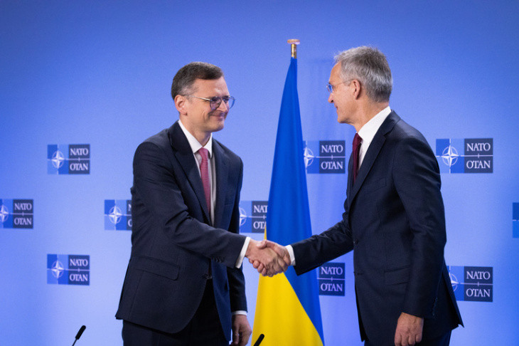 Дмитро Кулеба і Єнс Столтенберг на першому засідання Ради Україна - НАТО