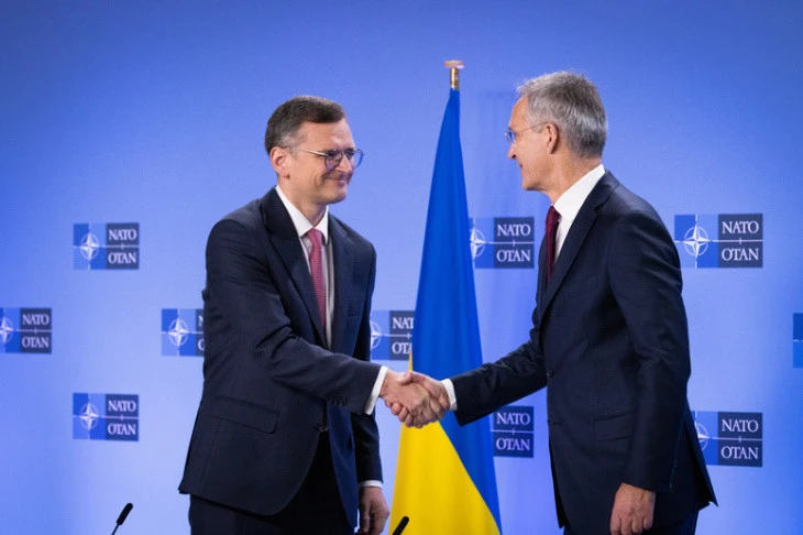 Дмитро Кулеба і Єнс Столтенберг на першому засідання Ради Україна - НАТО
