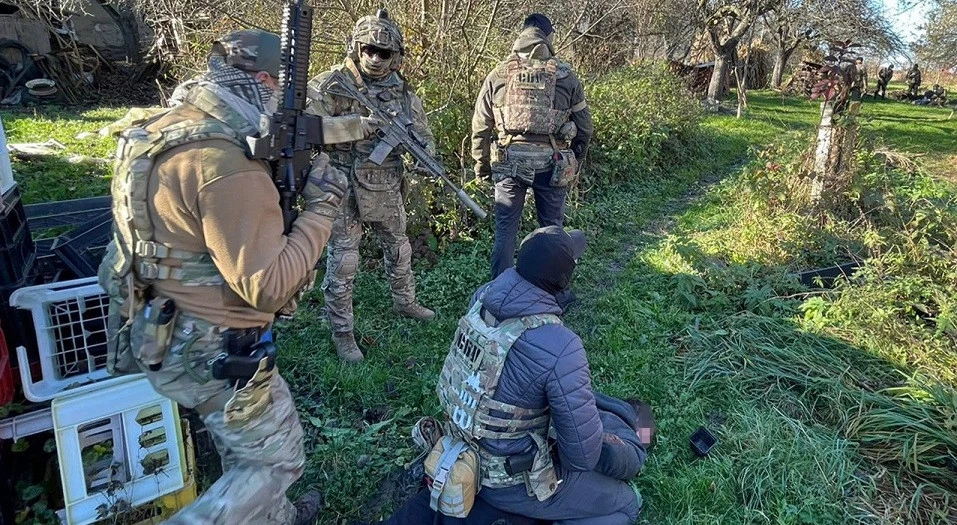У двох областях України затримали чоловіків, які намагалися продати криміналітету "трофейну" зброю