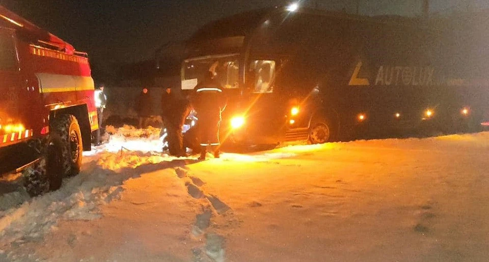 На Волині у сніговому заметі застряг рейсовий автобус "Київ - Щецин" з пасажирами