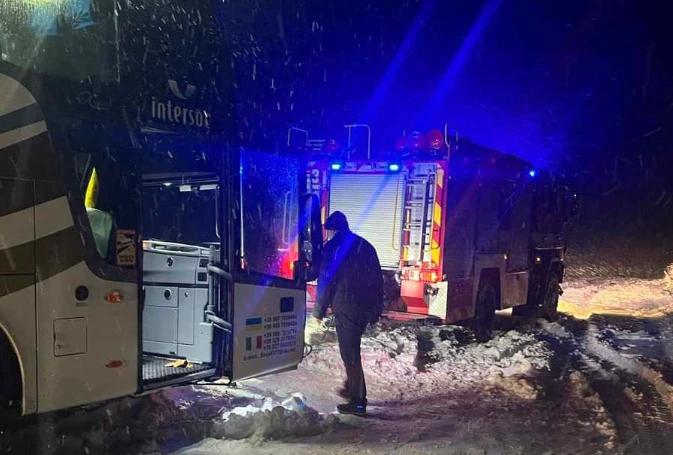 автобус з дітьми застряг у снігу