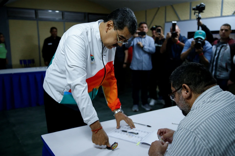 Президент Венесуели Ніколас Мадуро готується до голосування на референдумі щодо прав Венесуели на потенційно багатий нафтою регіон Есекіба в Гайані, Каракас, Венесуела, 30.12.2023