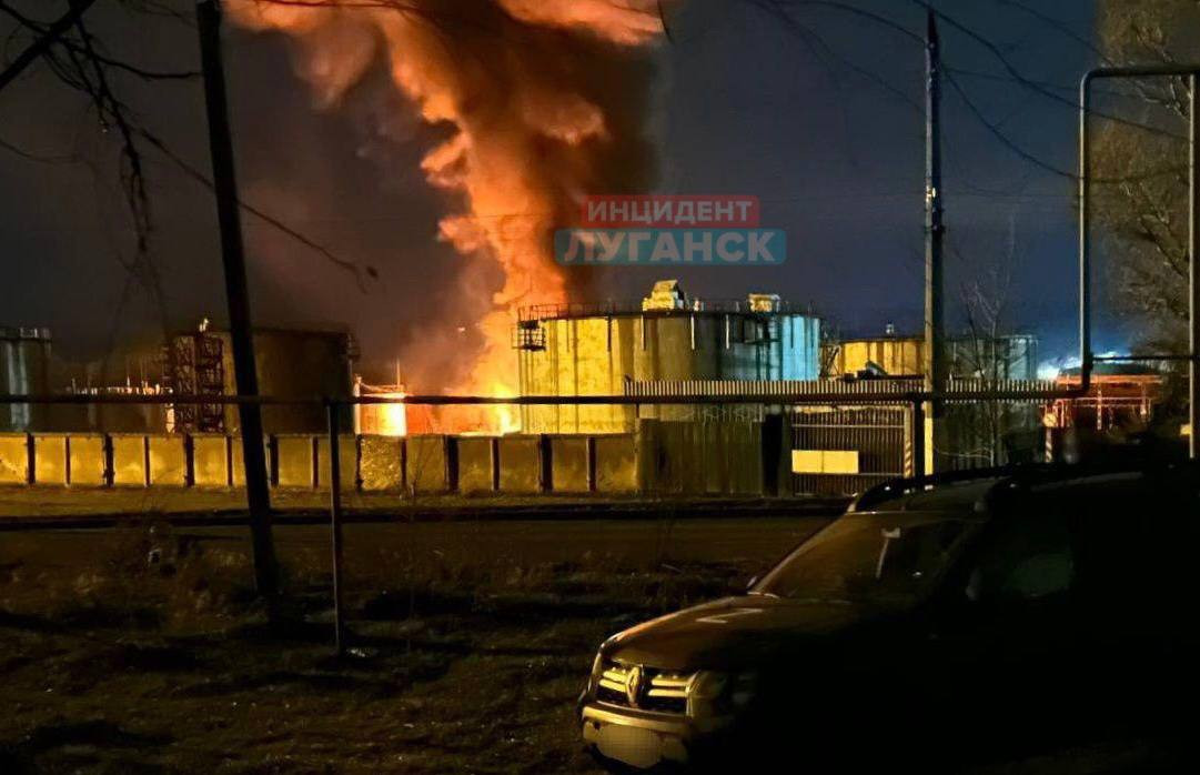 Пожежа на нафтобазі у Луганську