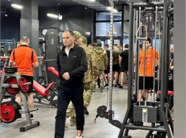 спортзал, повістки