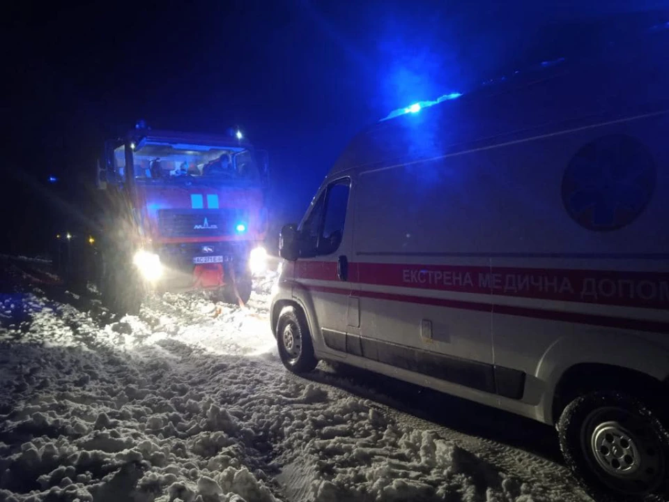 швидка у снігу