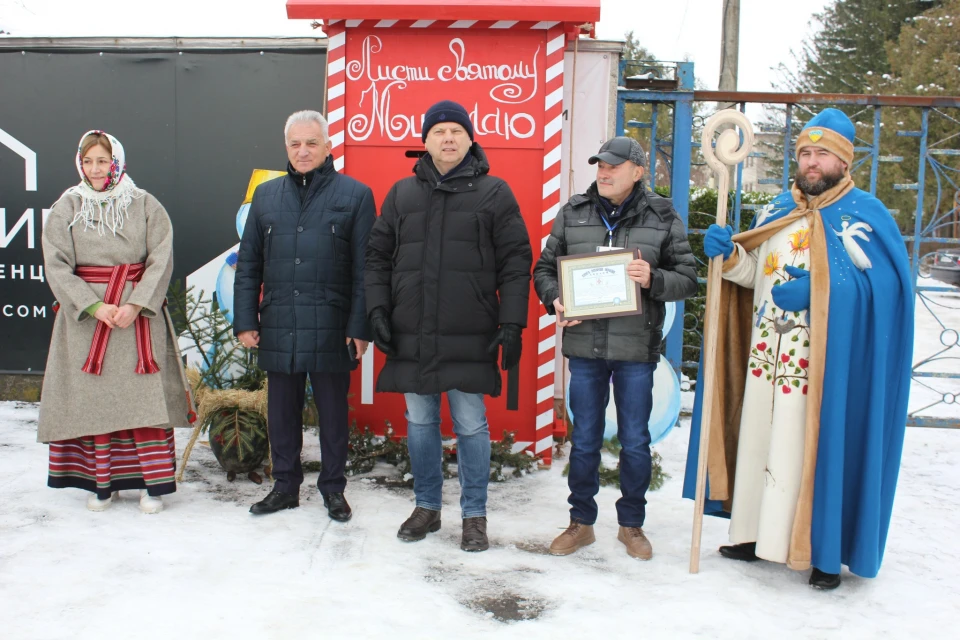 На Рівненщині встановили найбільшу в Україні скриньку для листів Миколаю