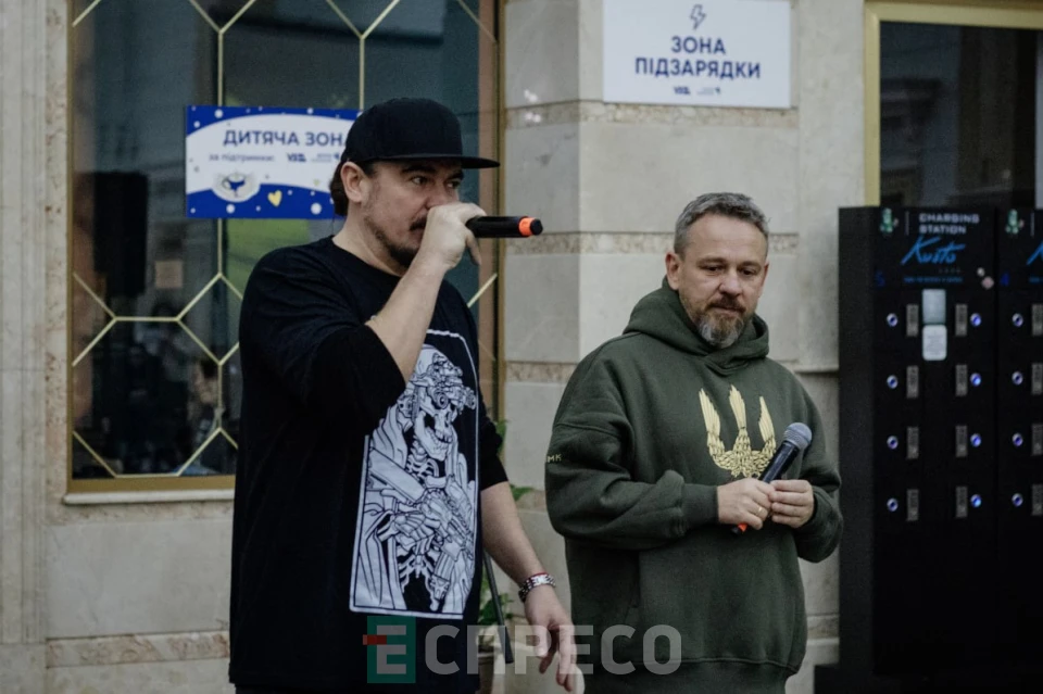На фото: гурт "Танок на майдані Конґо"