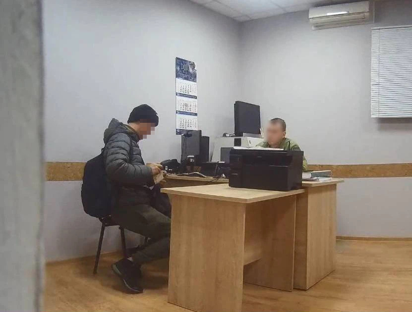 чоловік, що намагався дати хабар