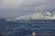 Корабель берегової охорони Китаю використовує водомет проти філіппінського вантажного судна, що прямує до спірної Другої мілини Томаса в Південно-Китайському морі, 10 грудня 2023 р.