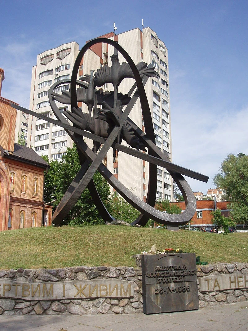 Пам'ятник жертвам Чорнобильської катастрофи у Києві
