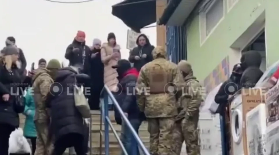 У Чернівцях працівники ТЦК прийшли з рейдом на ринок