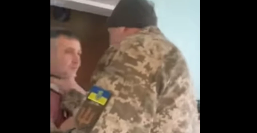 на Львівщині чоловік в однострої погрожував священнику силоміць відвезти в ТЦК