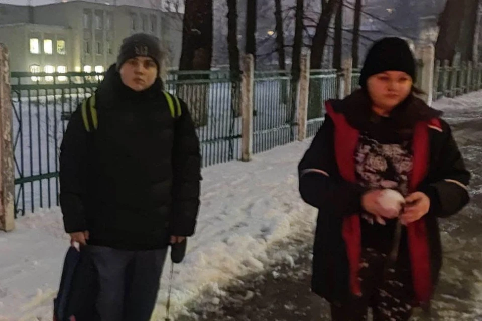 на фото діти, яких не пустили в укриття через собаку