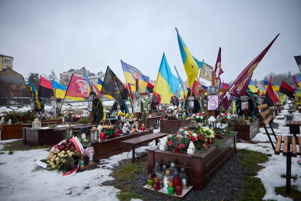 На Личаківському кладовищі у Львові Володимир Зеленський ушанував памʼять полеглих захисників України