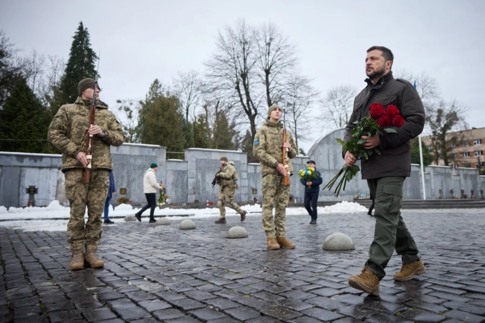 На Личаківському кладовищі у Львові Володимир Зеленський ушанував памʼять полеглих захисників України