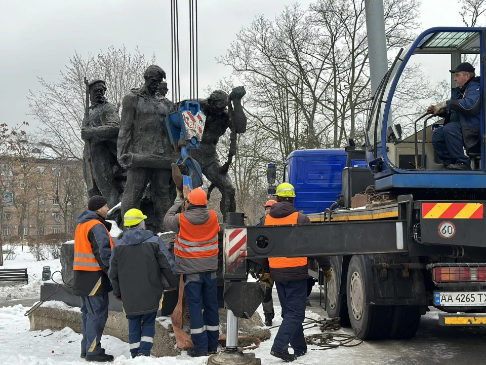 На Дарниці в Києві демонтували пам'ятник радянської доби "Таращанець"