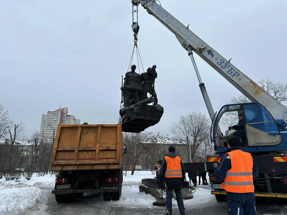 На Дарниці в Києві демонтували пам'ятник радянської доби "Таращанець"