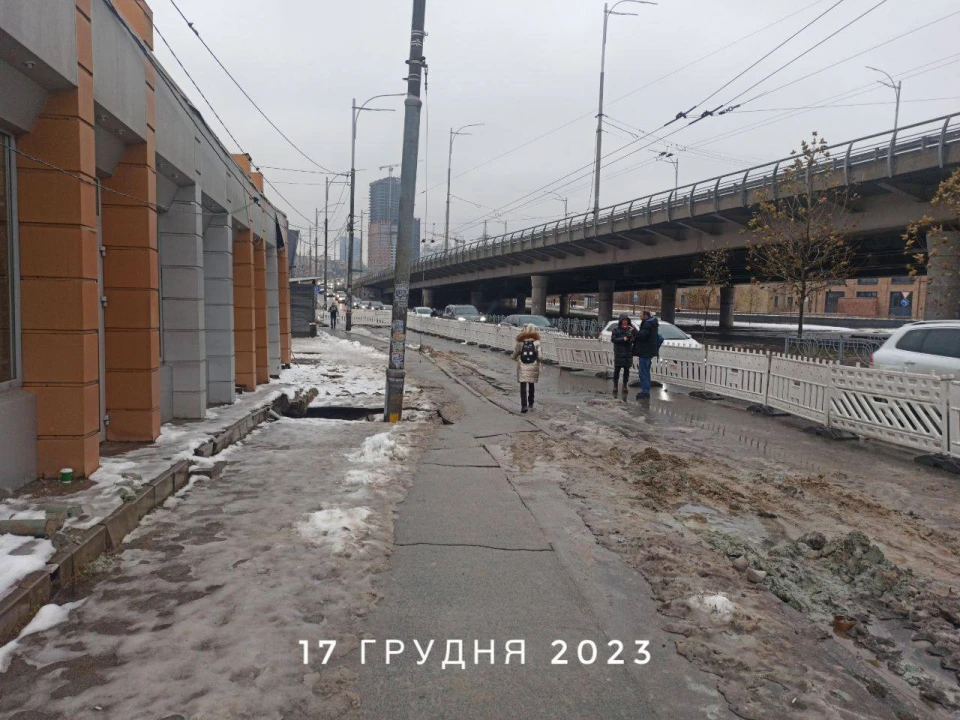 Поблизу столичної станції метро "Деміївська" просідає ґрунт