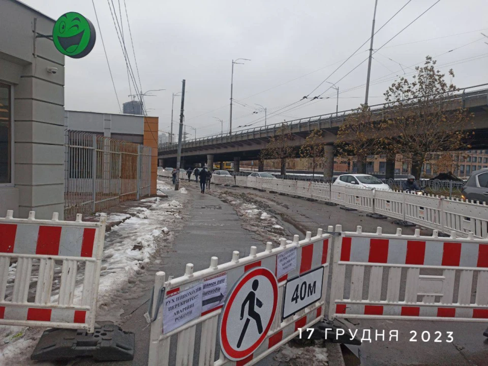 Поблизу столичної станції метро "Деміївська" просідає ґрунт