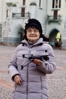 82-річна жінка з Мукачева самотужки придбала дрон для ЗСУ