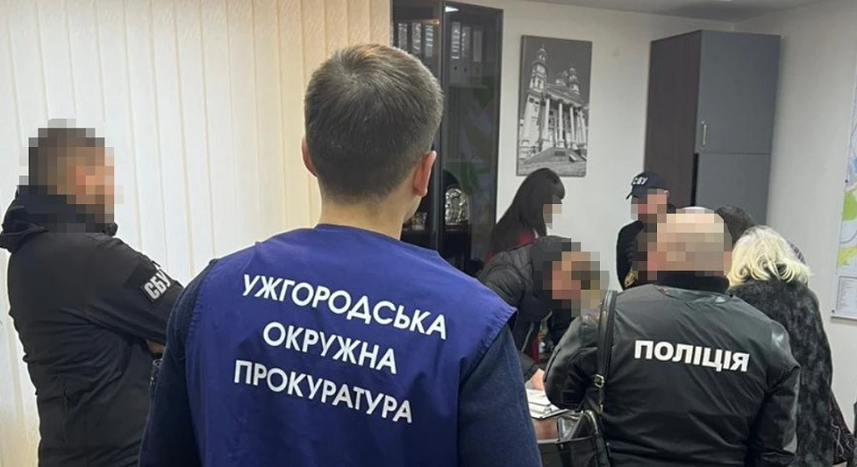 Правоохоронці проводять обшуки в Ужгородській міськраді