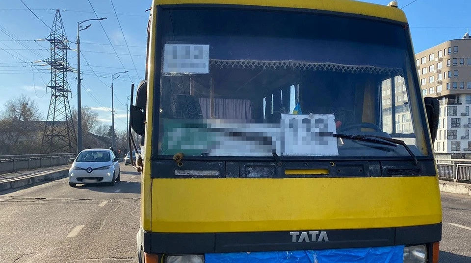 У Львові приміська маршрутка збила дорожника і втекла з місця ДТП