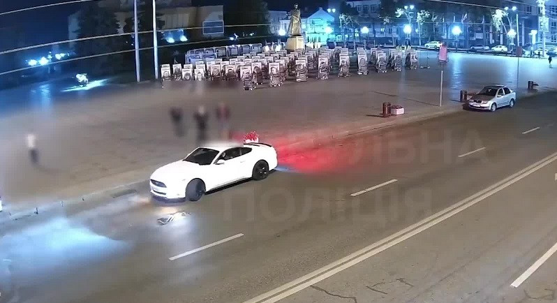 дрифт перед портретами Героїв у центрі Рівного