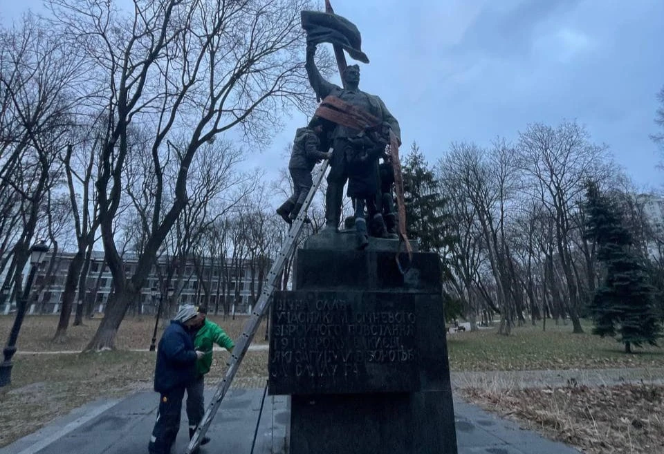 У Києві демонтували пам'ятник