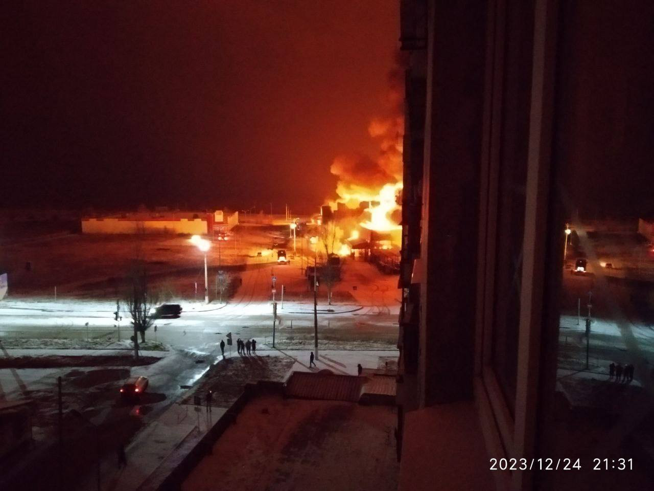 В окупованій Горлівці після прильоту палає торгівельний центр
