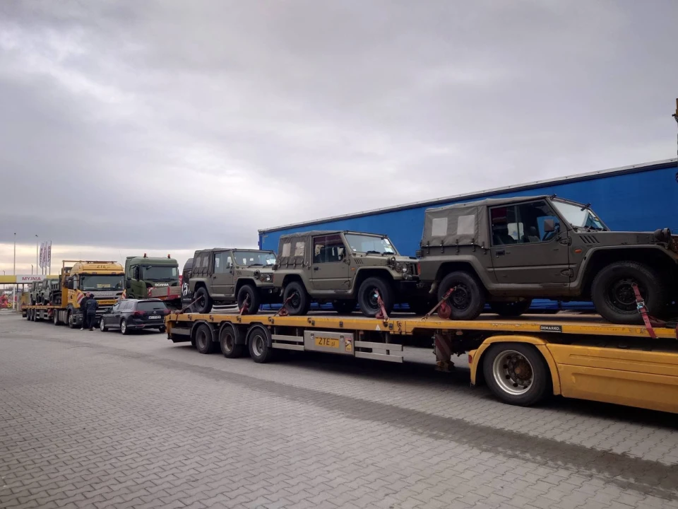 Японія передала автівки для ЗСУ