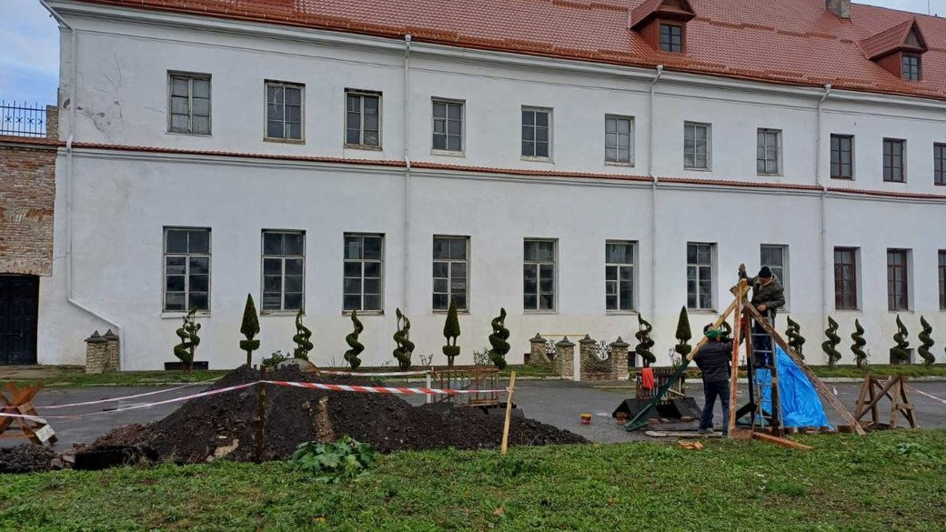 давнє поховання на території князів Острозьких