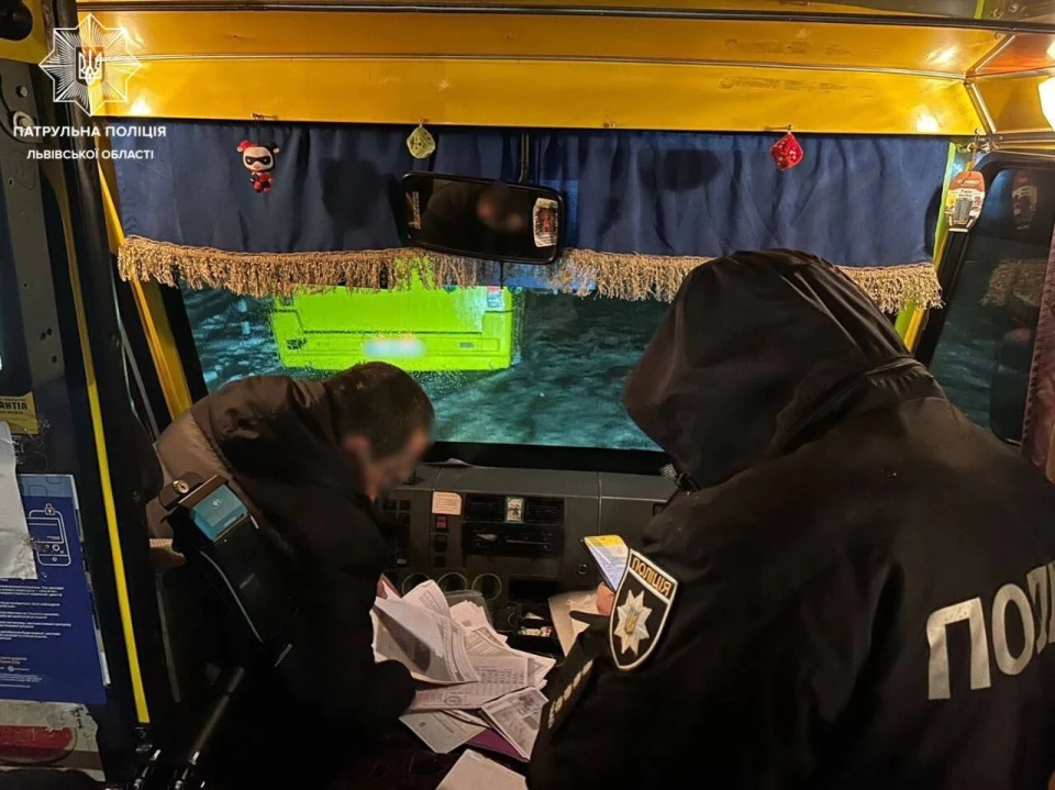 На Львівщині поліція перевірила перевізника, який випустив у рейс водія під наркотиками