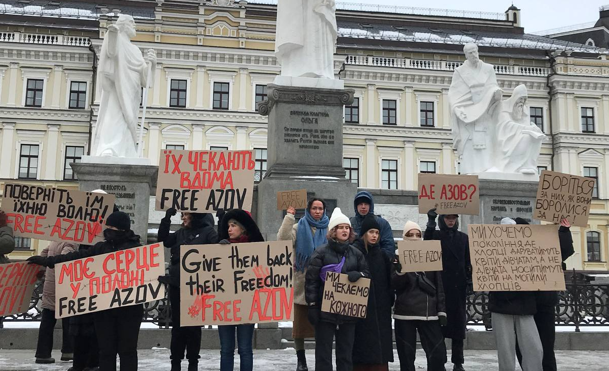 На столичній Михайлівській площі проходить акція "Не мовчи - полон вбиває"