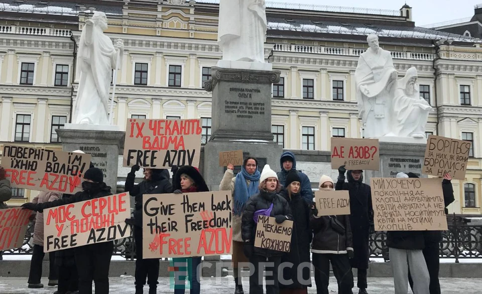 На столичній Михайлівській площі проходить акція "Не мовчи - полон вбиває"