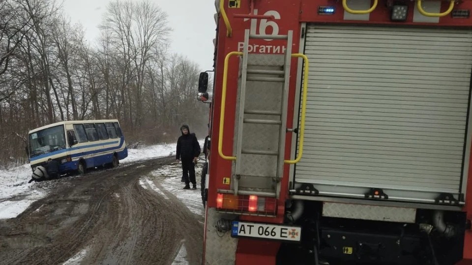 рятувальники витягли автобус із замету