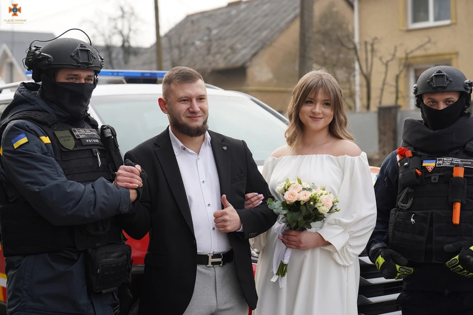 На Закарпатті піротехнік ДСНС одружився зі своєю коханою