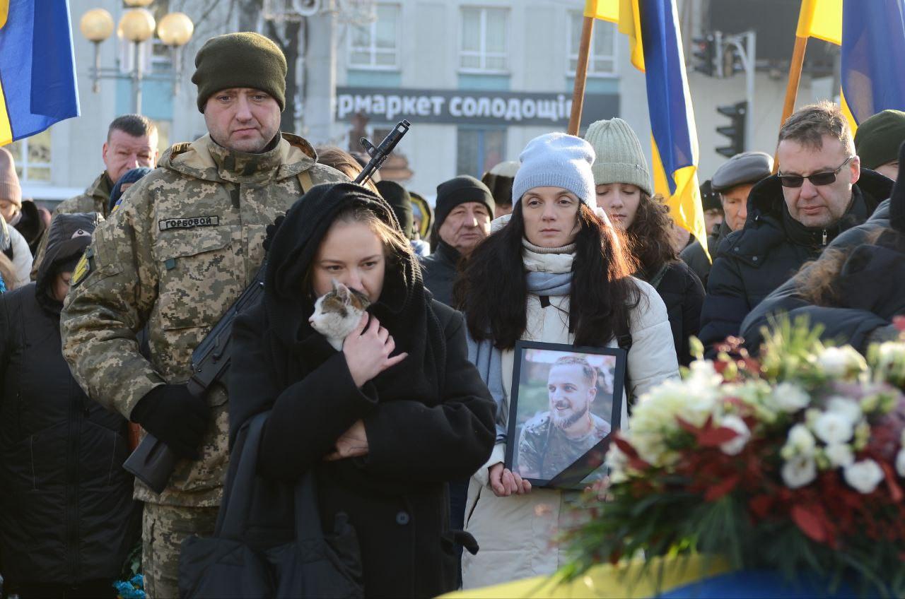 У Рівному в останню путь провели військового і поета Максима Кривцова