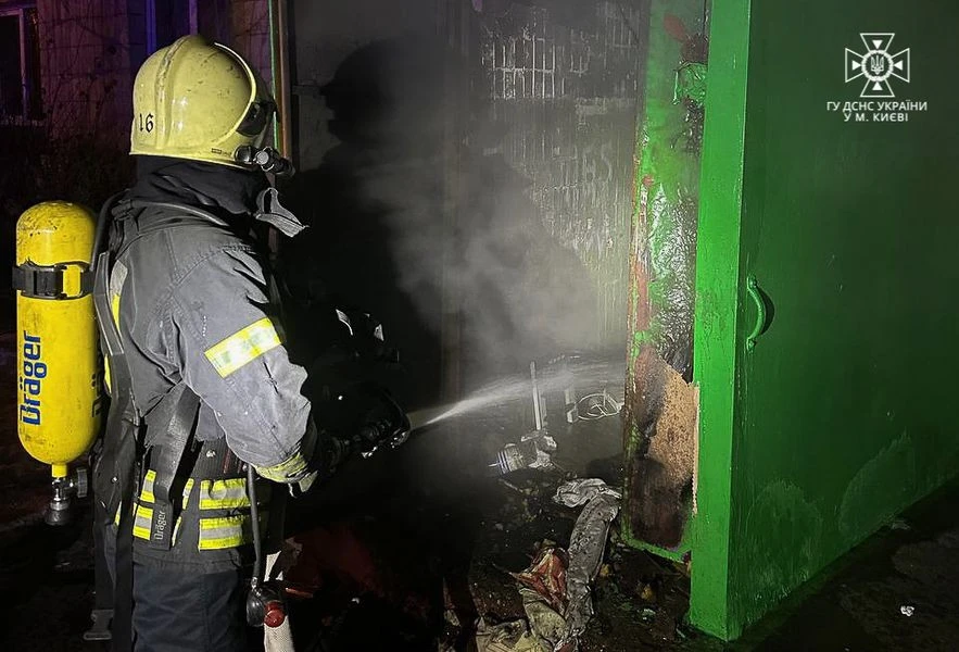 Пожежа у сміттєзбірнику у Києві