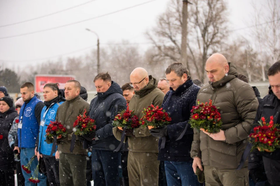У роковини удару РФ по багатоповерхівці у Дніпрі містяни вшанували пам'ять загиблих