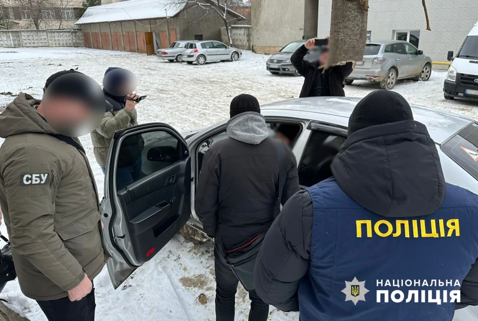 На Буковині затримали медсестру, яка за гроші вирішувала питання зняття з військового обліку