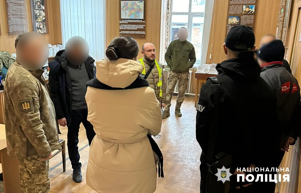На Буковині затримали медсестру, яка за гроші вирішувала питання зняття з військового обліку