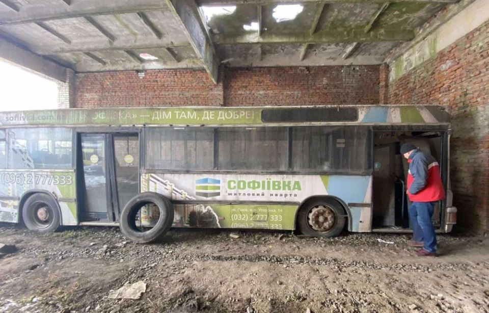 поламаний автобус