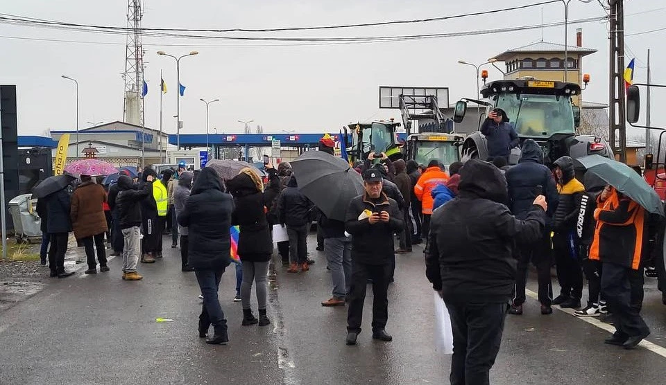 Румунські фермери заблокували пункт пропуску "Халмеу-Дякове" на кордоні з УкраїноюРумунські фермери заблокували пункт пропуску "Халмеу-Дякове" на кордоні з Україною