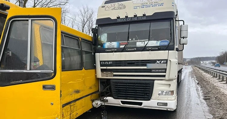 ДТП з маршруткою та вантажівками на Тернопільщині