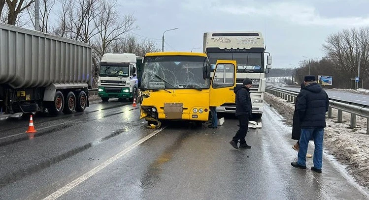 ДТП з маршруткою та вантажівками на Тернопільщині