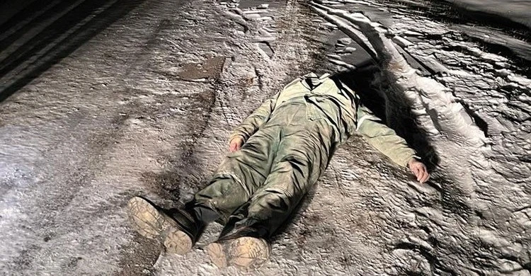 На Тернопільщині розслідують смерть чоловіка, тіло якого помістили у ковш навантажувача й викинули на узбіччя