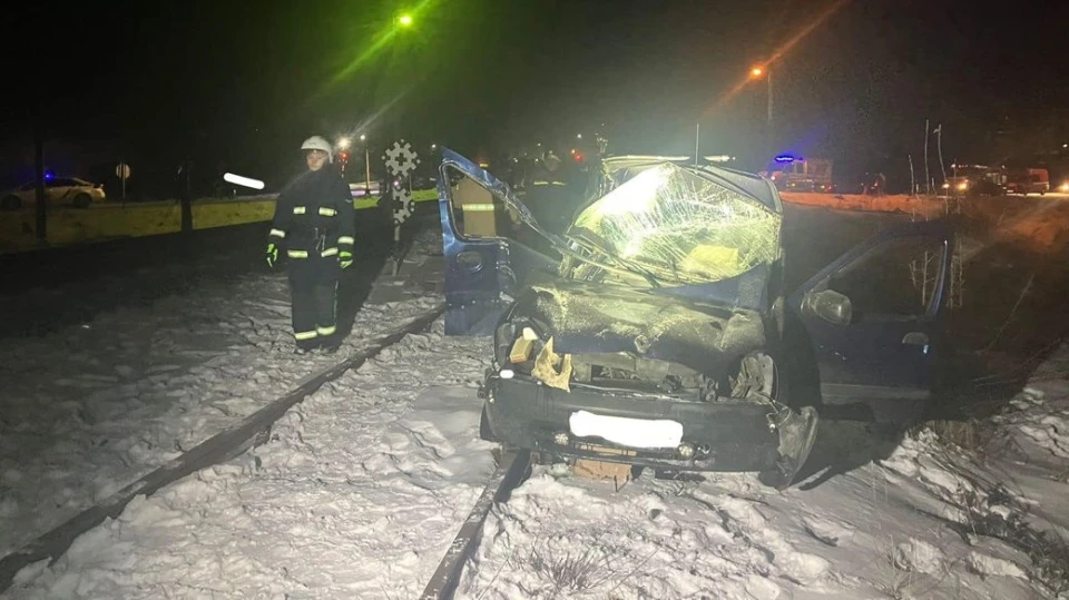 пасажирський потяг протаранив автівку