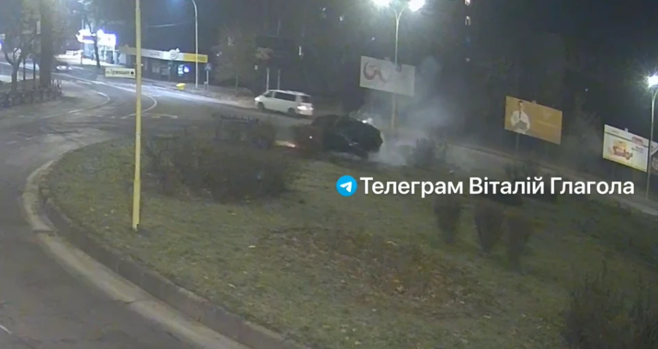 В Ужгороді, тікаючи від патрульних, водій зробив "подвійне сальто" у повітрі і влетів в кільце