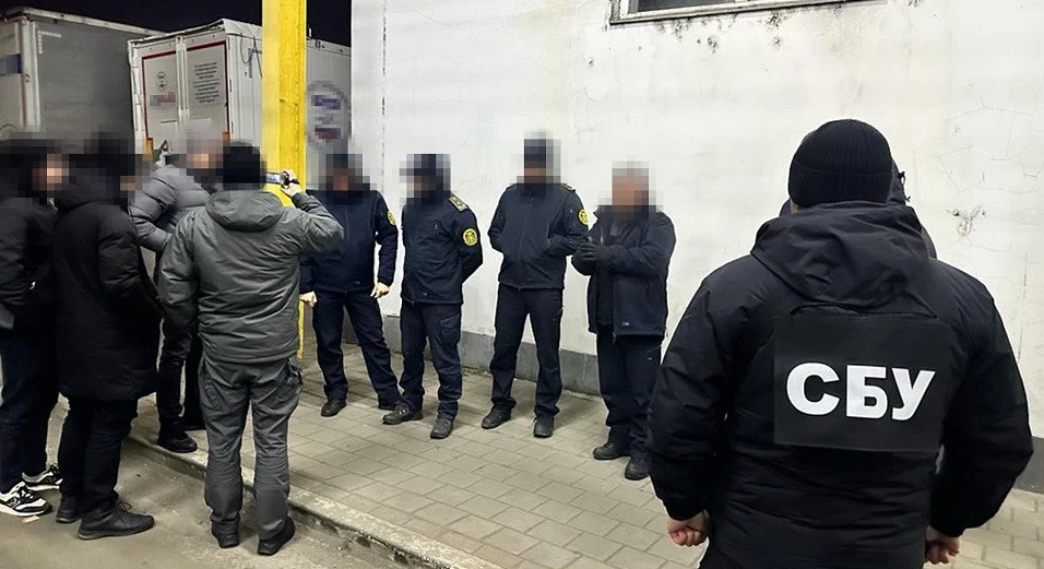 На Закарпатті митників викрили на систематичних поборах з перевізників